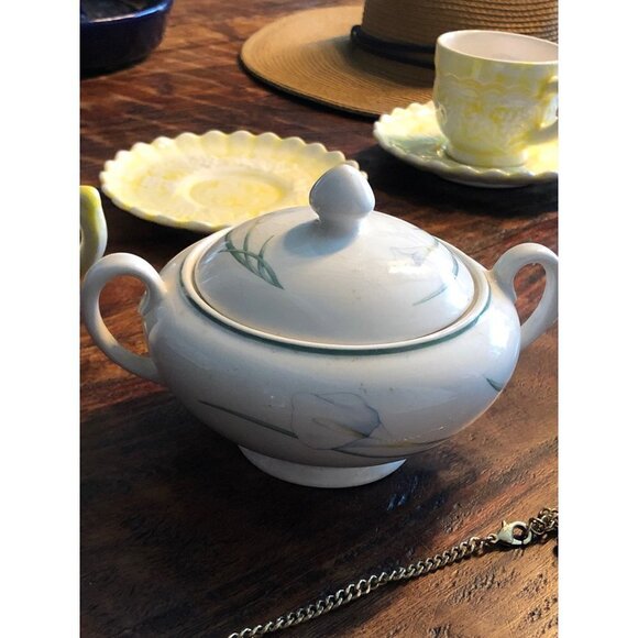 English Calla Lilly Porcelain Sugar Bowl - Picture 8 of 8